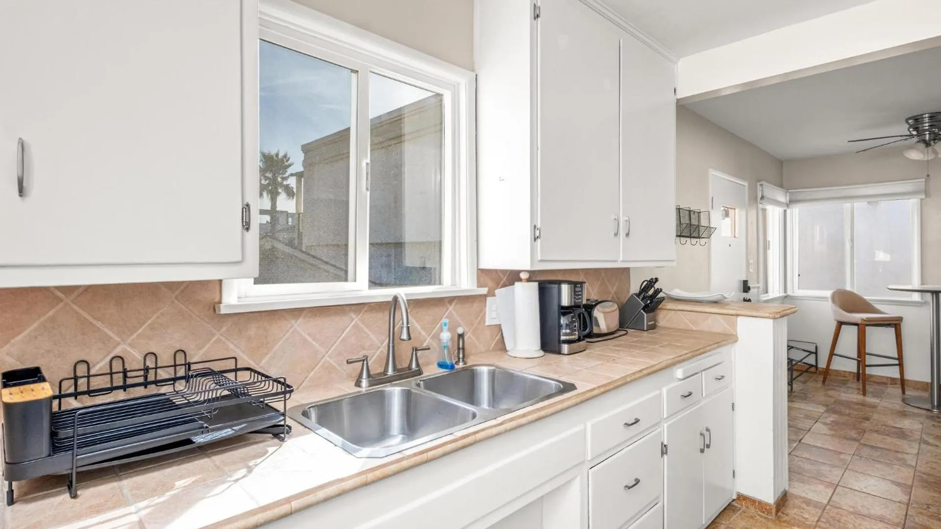 Beachside Apartment With Laundry Ac Patio Hermosa Beach